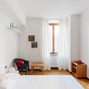 Apartment Comfy In Corso, Milan